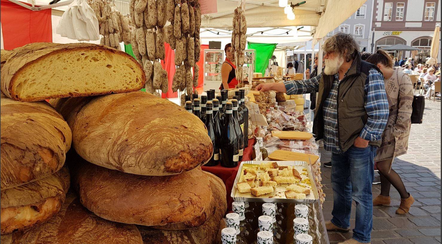 Italienischer Markt vor dem historischen Alten Rathaus