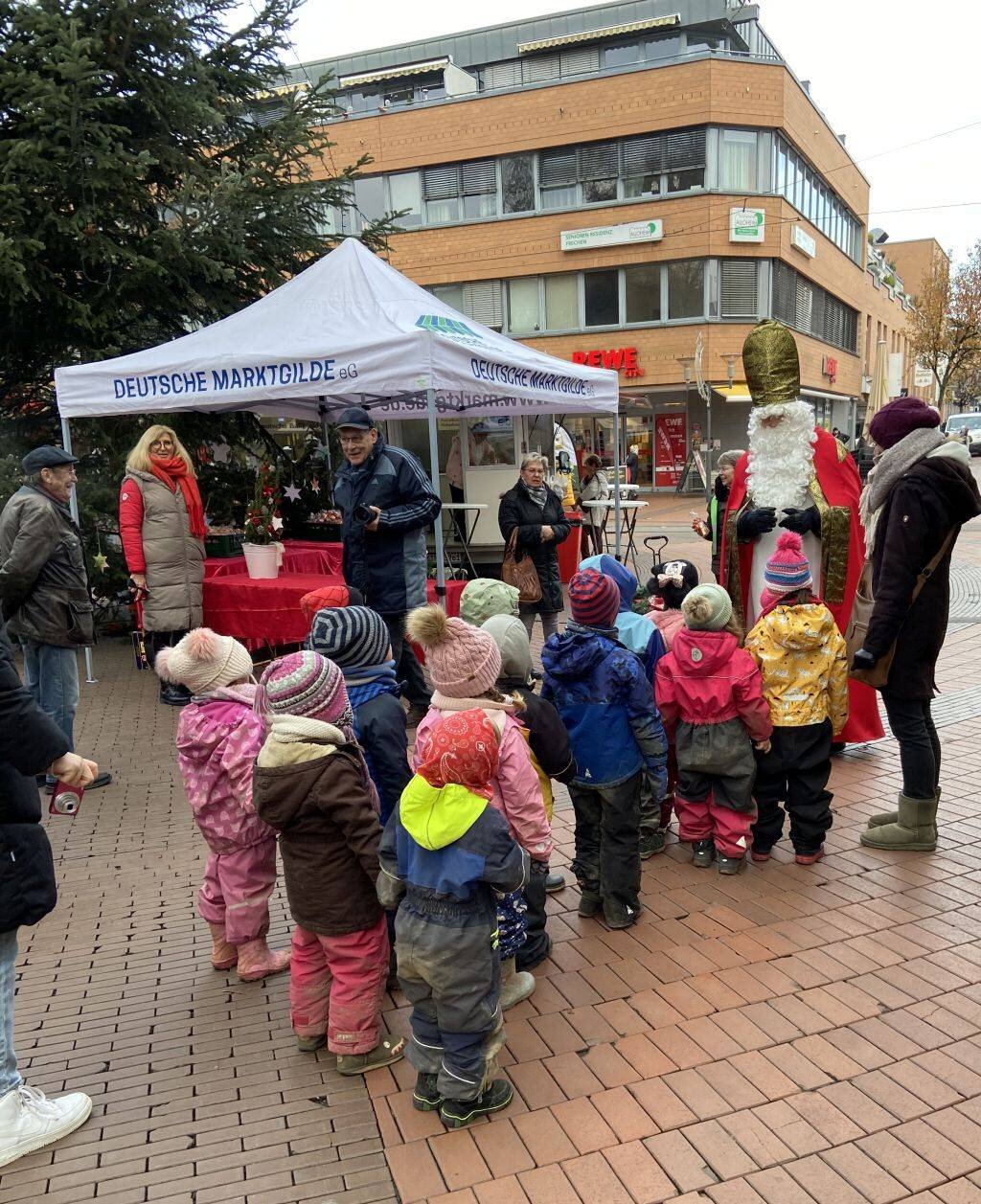 Nikolaus besucht den Wochenmarkt Frechen am 5. Dezember