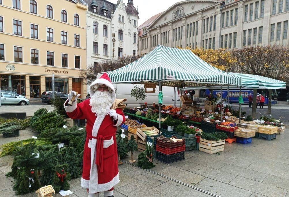 Nikolaus besucht den Wochenmarkt in Görlitz: Süße  Überraschungen für die Marktgäste