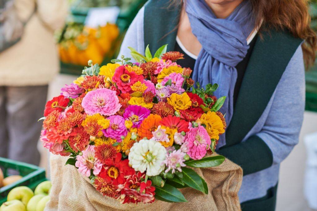 Ein blumiger Gruß zum Muttertag – Aktion auf dem Wochenmarkt Barsinghausen am 10. Mai