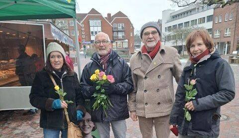 Blumige Überraschung zum Weltfrauentag: Rosen auf dem Wochenmarkt in Burgdorf