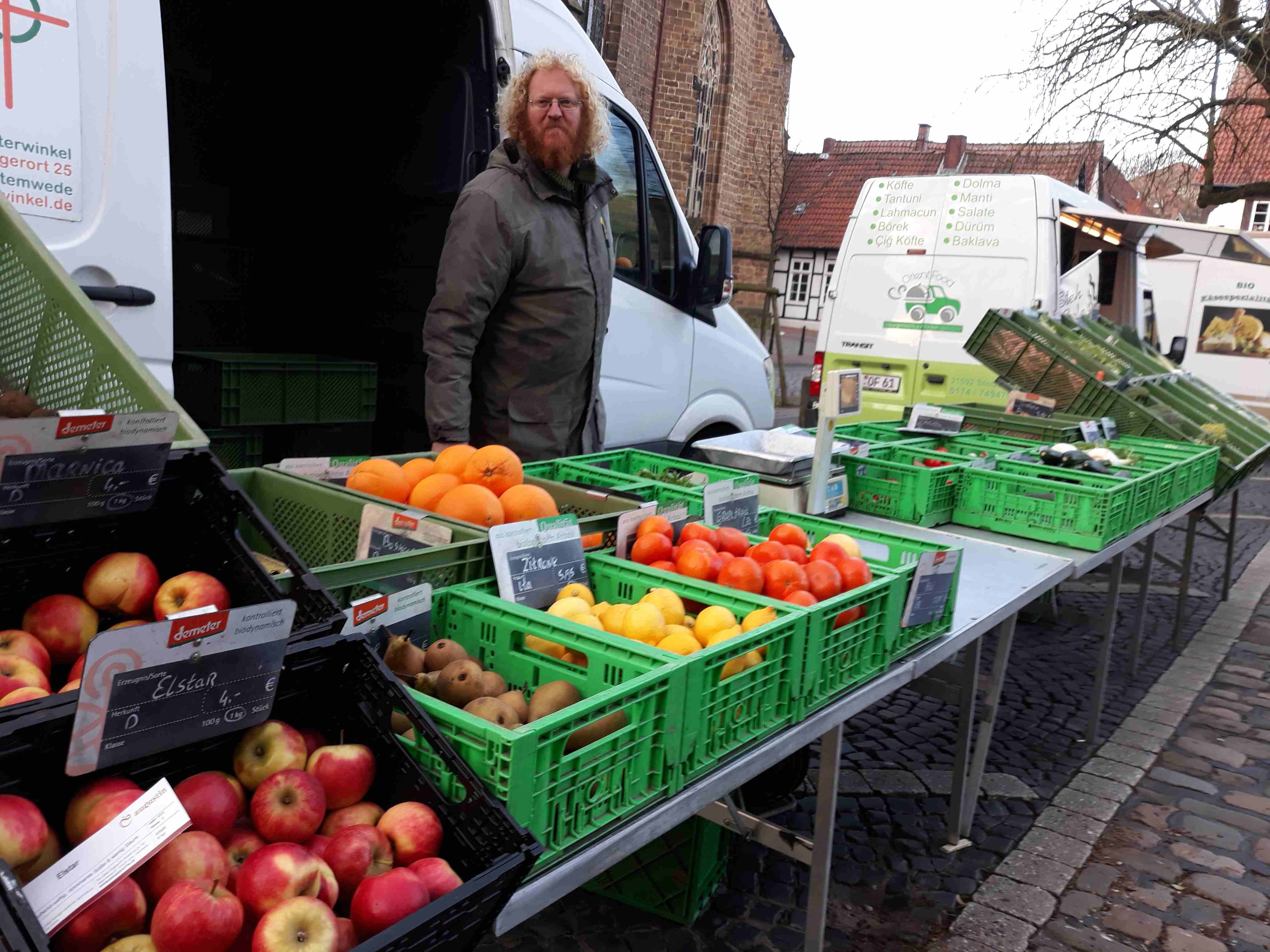 Vom Marktplatz ins Herz: Wochenmarkt unterstützt Karoline-Dettmer Kinderhort und die Mindener Tafel mit weihnachtlicher Spendenaktion