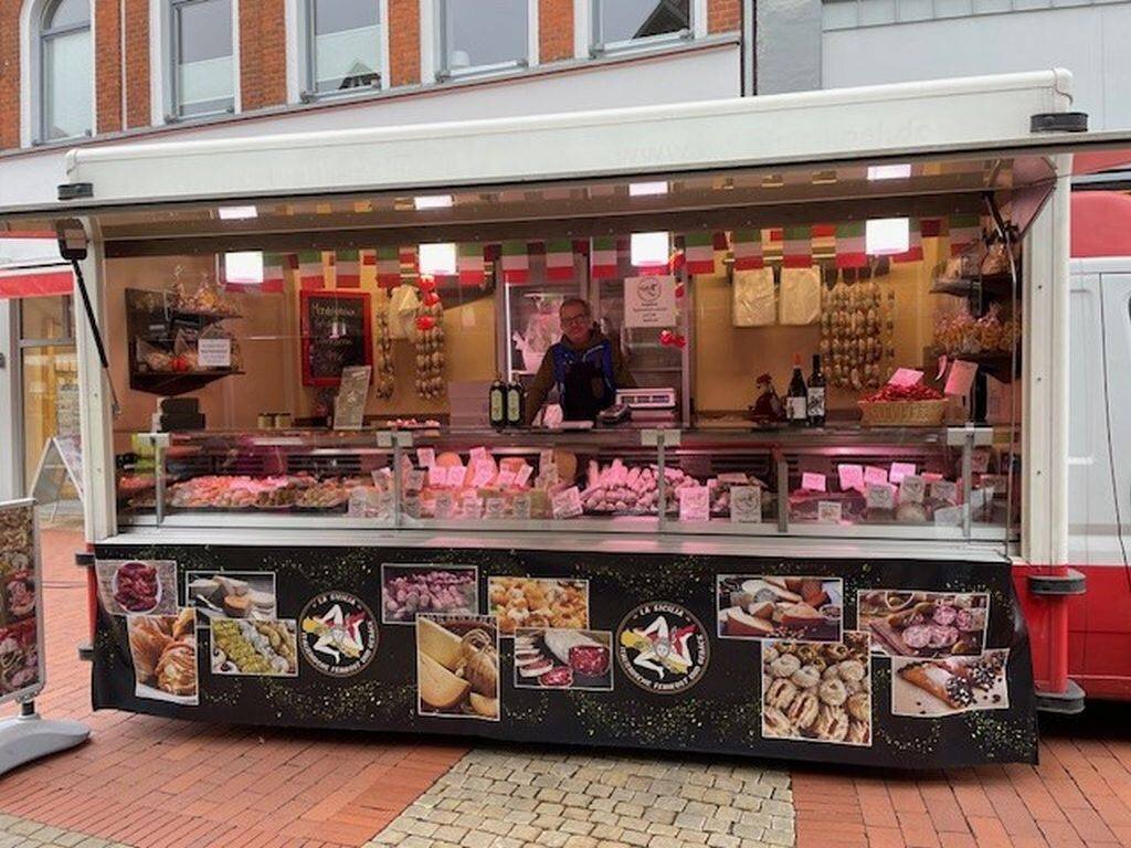 Italienische Feinkost auf dem Wochenmarkt Minden: La Sicilia begeistert immer donnerstags mit mediterranen Spezialitäten