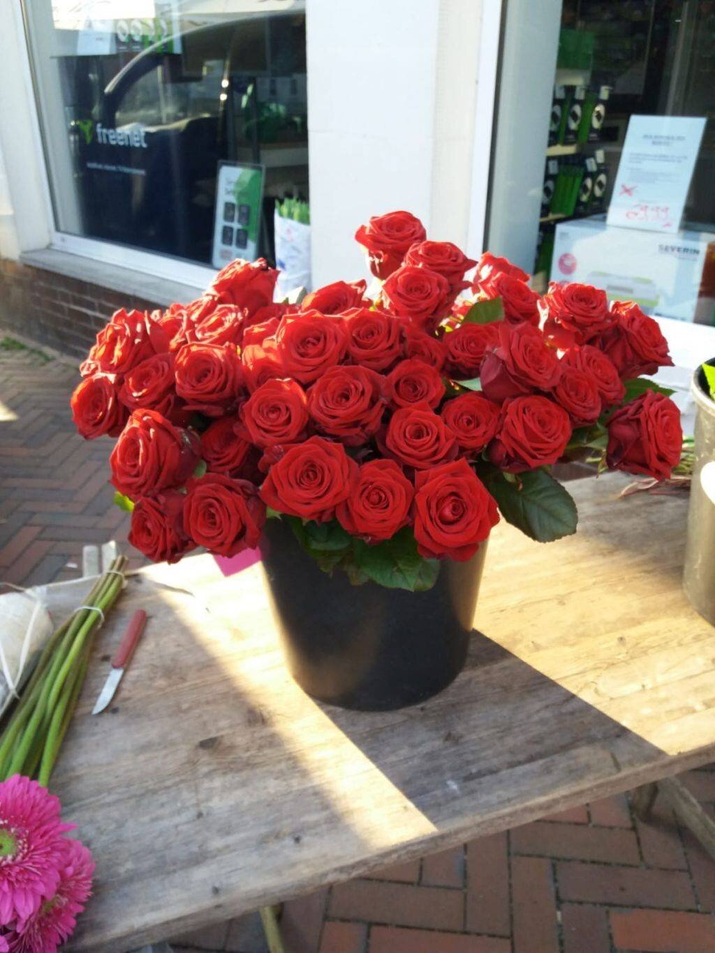 Sommergrüße auf dem Wochenmarkt Minden: Rosenaktion und AMC-Infostand am 21. Juni