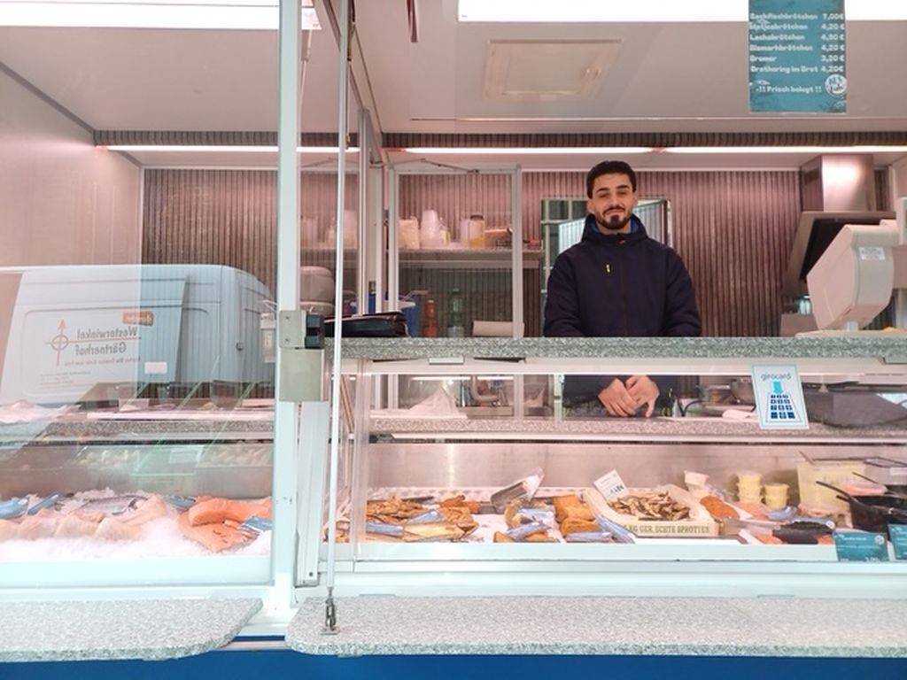 Neuer Fischstand auf dem Mindener Wochenmarkt: Saswan Al Gendo bringt frische Vielfalt auf den Martinikirchhof – immer samstags