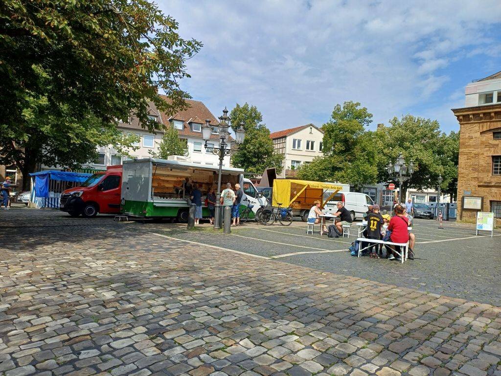 Osterstimmung auf dem Wochenmarkt in Minden – Kleiner Ostergruß für die Marktgäste und frischer Fisch für die Feiertage von „Al’s Fish“