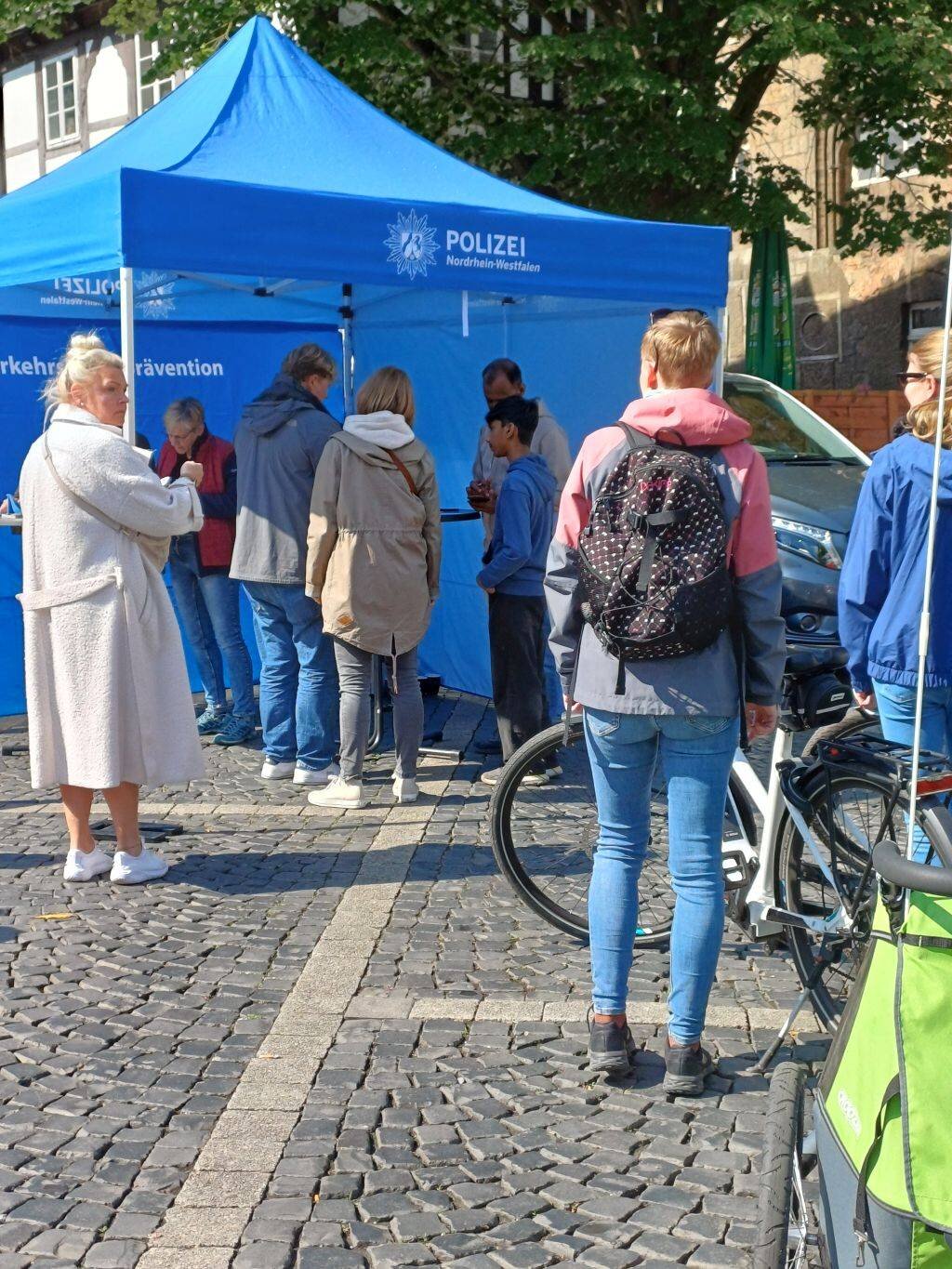 Polizei codiert Fahrräder auf dem Wochenmarkt in Minden