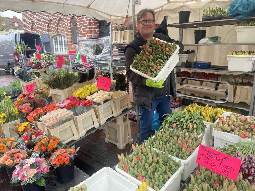 „Blumenmaiki“ bringt frischen Blütenduft auf den Wochenmarkt Wildeshausen