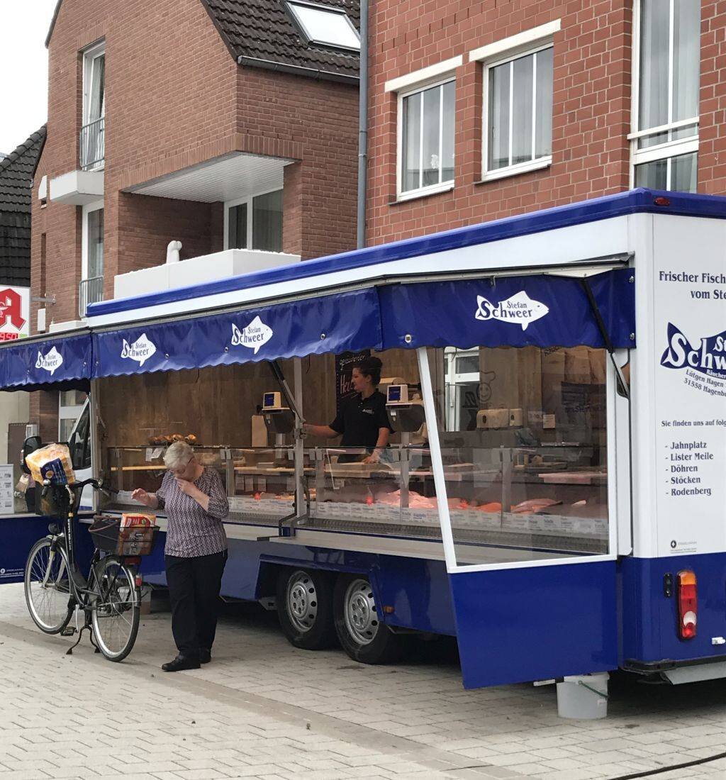 Frischer Fischgenuss auf dem Wochenmarkt Wunstorf: Räucherei Schweer bringt norddeutsche Spezialitäten mit