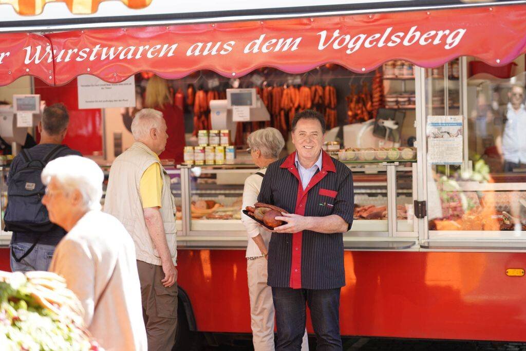 Handwerkliche Fleisch- und Wurstspezialitäten der Landmetzgerei Kaufmann auf dem Wochenmarkt Bad Soden