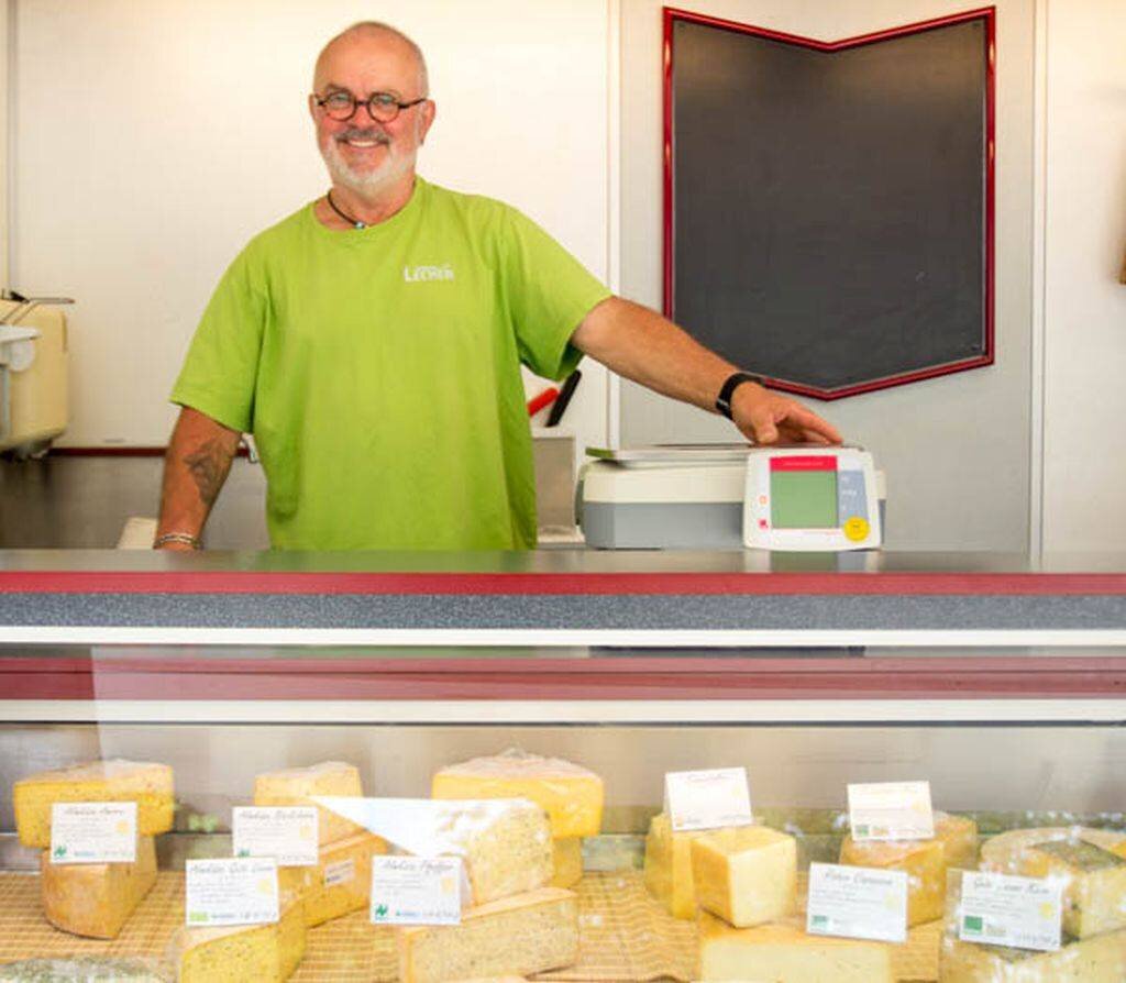 Bio aus der Region: Biohof Lecker mit Milch, Joghurt und Käse auf dem Freilassinger Wochenmarkt