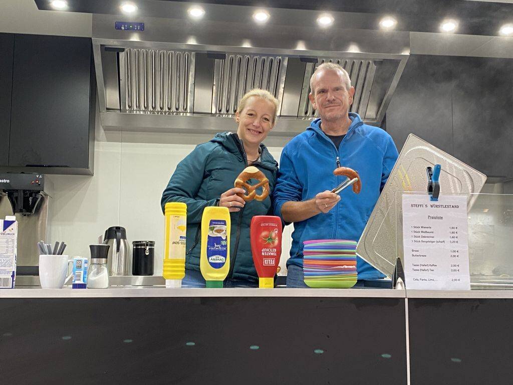 Neuer Markstand auf dem Wochenmarkt in Kaufbeuren: Steffi's  Würstlestand