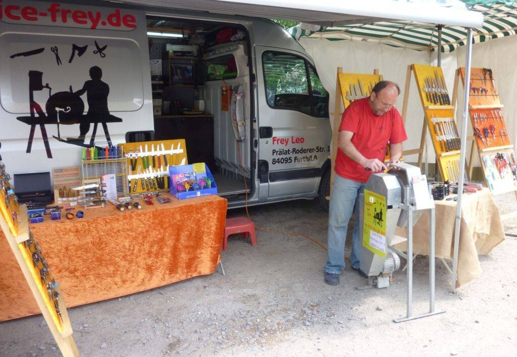 Scherenschleifer wieder auf dem Pullacher Wochenmarkt