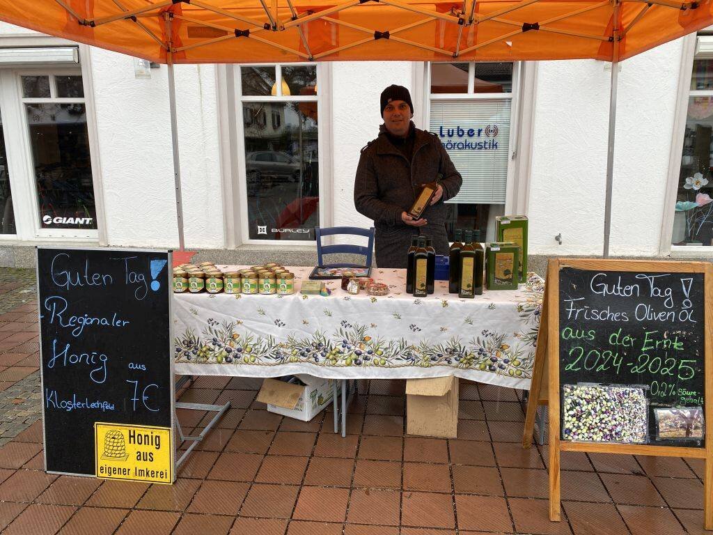Neuer Marktstand in Pullach: Hochwertiges Olivenöl und regionaler Honig von „Simon’s Oliven Öl“ bereichern den Wochenmarkt