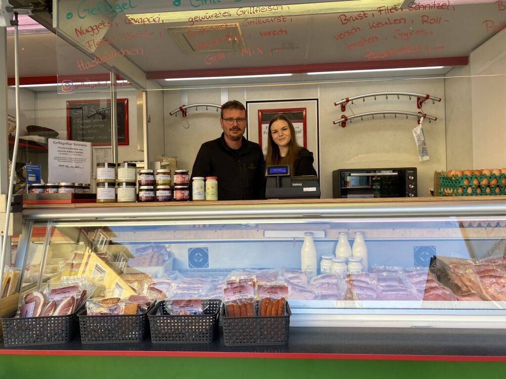 Frische aus Freilandhaltung: Geflügelhof Rebelein bereichert ab sofort den Wochenmarkt Roth