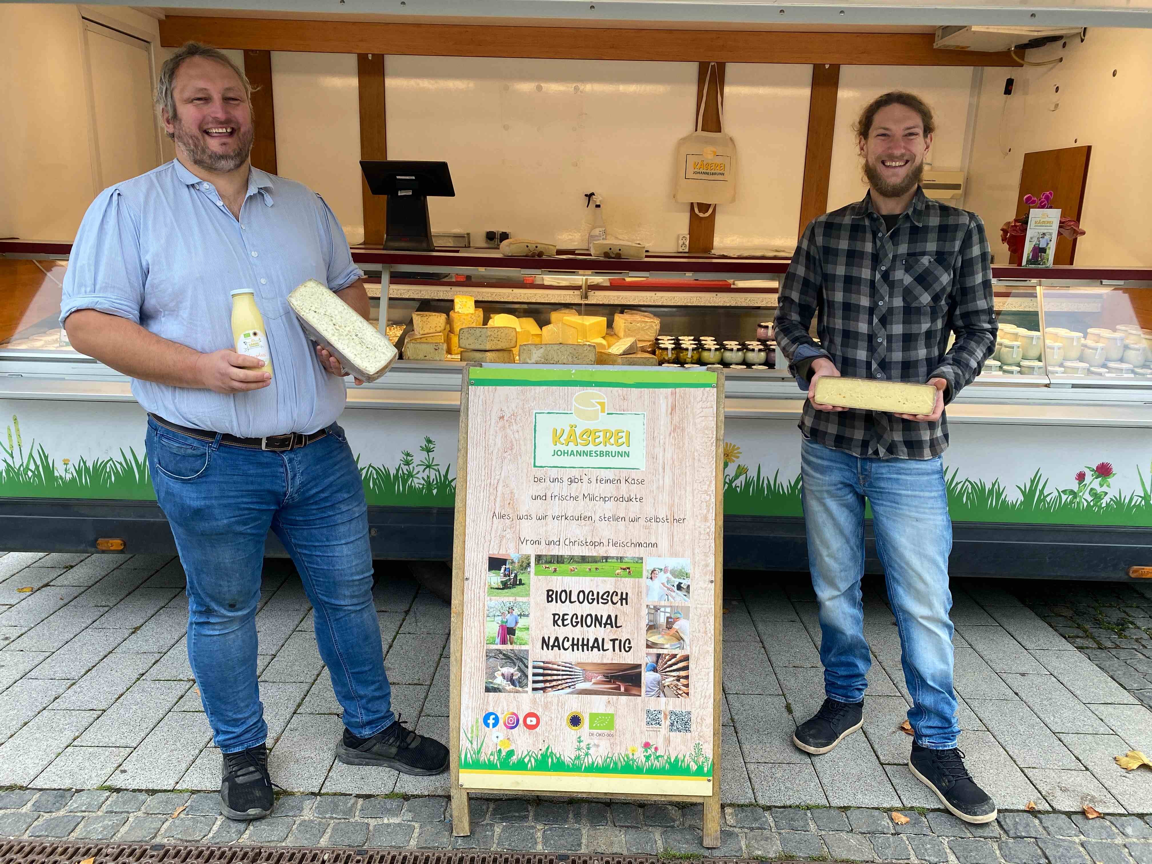 Handwerkliche Bio-Käsekunst bereichert den Wochenmarkt Waldkraiburg: Der neue Marktstand der Käserei Johannesbrunn bringt Genuss aus dem Vilstal