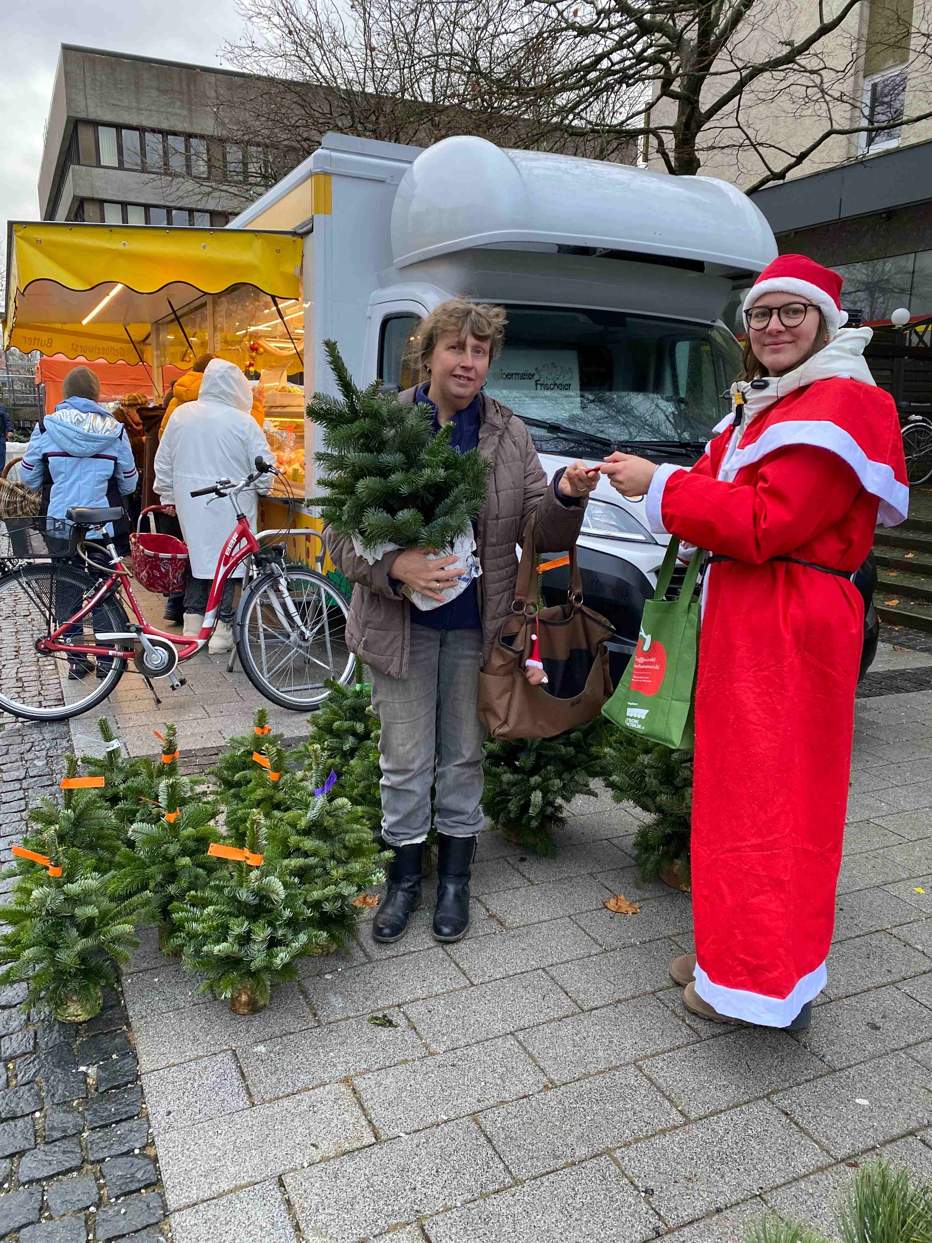 Weihnachtliche Aktionen auf dem Wochenmarkt in Waldkraiburg