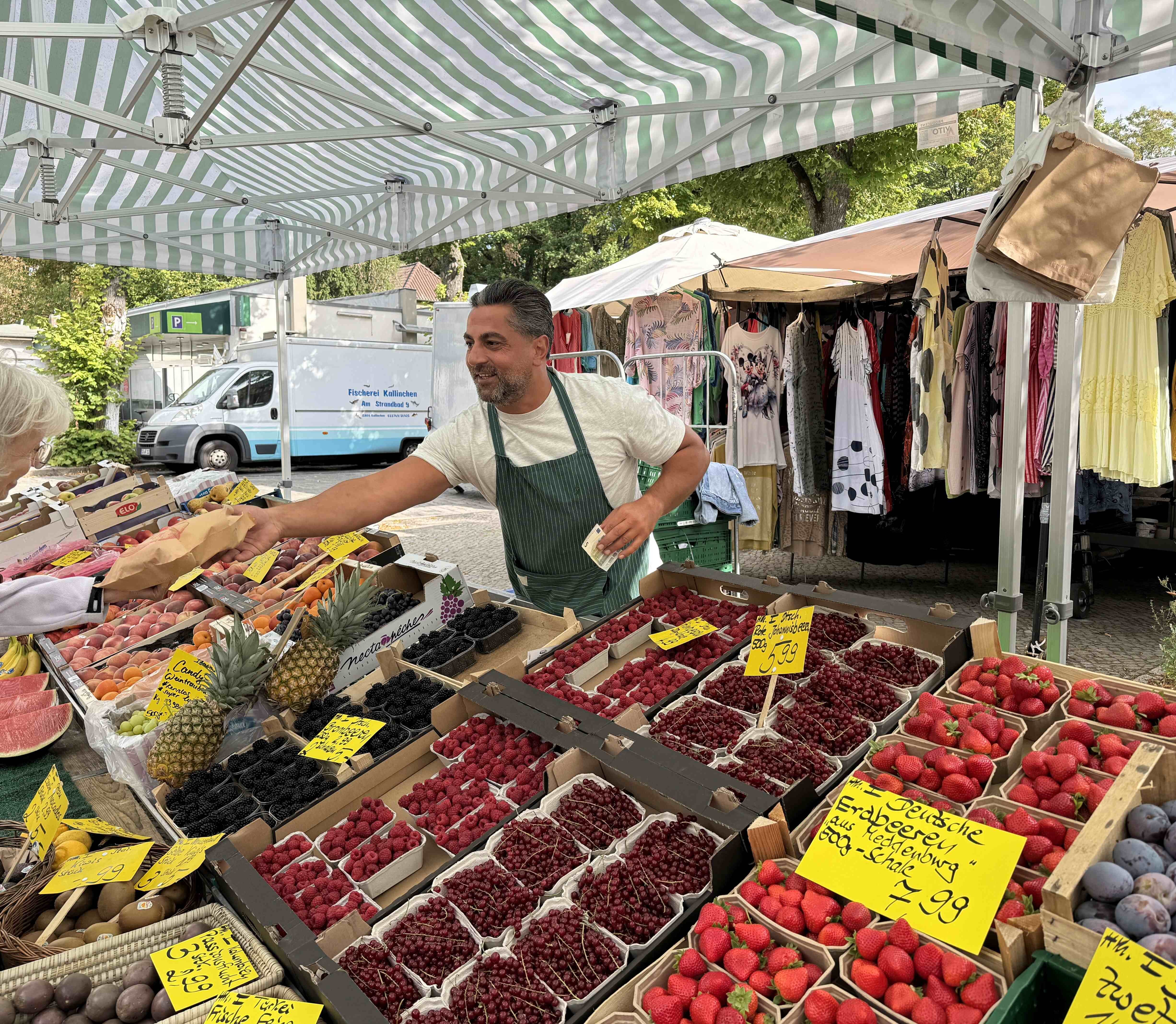 Ein fester Bestandteil des wöchentlichen Marktgeschehens: Kube’s Früchte Treff auf dem Hermsdorfer Wochenmarkt