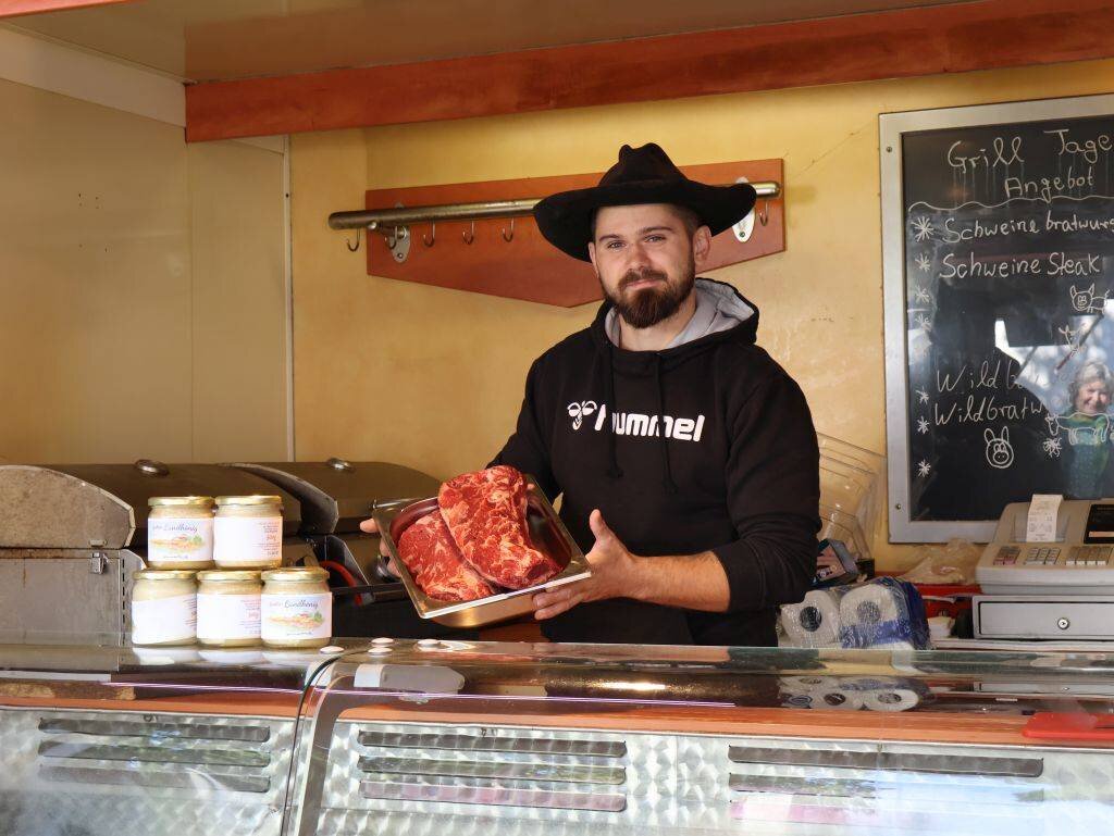 Hochwertiger Fleischgenuss aus regionaler Galloway-Haltung: Benedikt Kummer auf dem Wochenmarkt Hermsdorf
