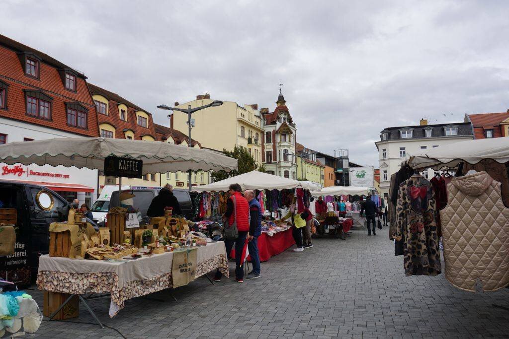 Polizei codiert Fahrräder auf dem Wochenmarkt in Finsterwalde