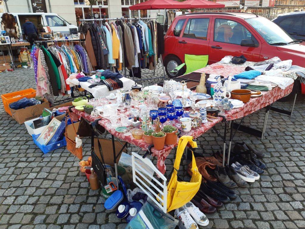 Flohmarkt-Saison 2026 startet in Spremberg: Schatzsuche auf dem Marktplatz jeden dritten Sonntag im Monat