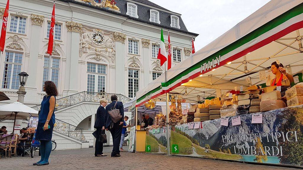 La Dolce Vita im Herzen von Bonn: Italienische Oktobertage locken Marktfans auf den Bonner Wochenmarkt 