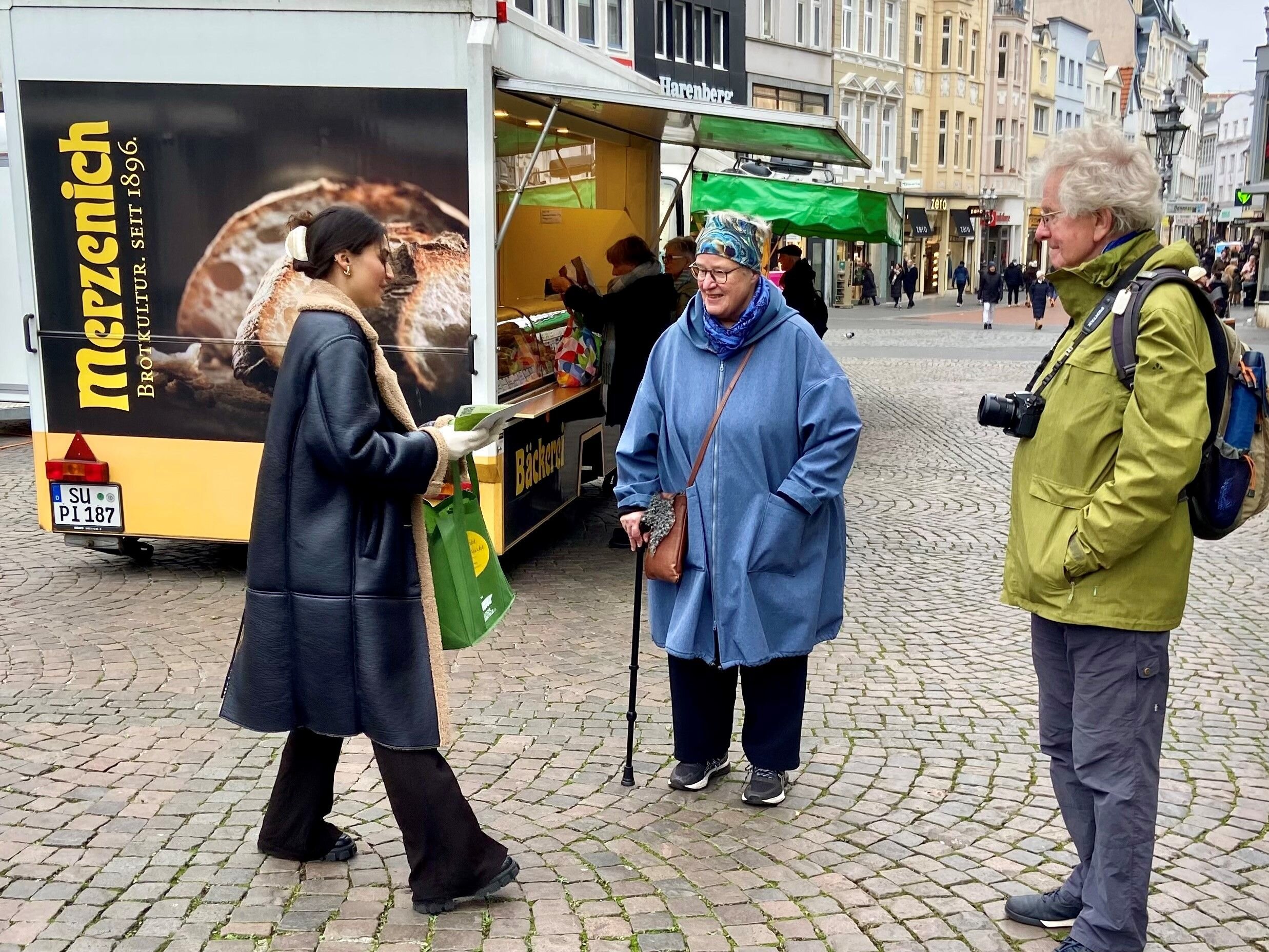 Gelungene „Schwing den Löffel"-Aktion begeistert Gäste des Bonner  Wochenmarkts 