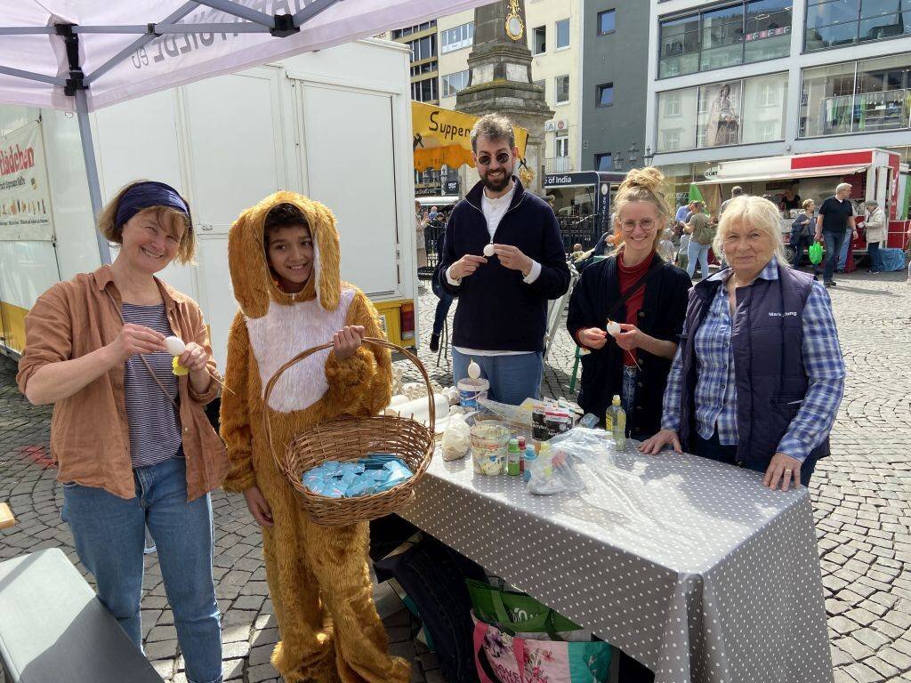 Osterhäschen unterwegs auf dem Bonner Wochenmarkt – Bunte Grüße für Groß und Klein