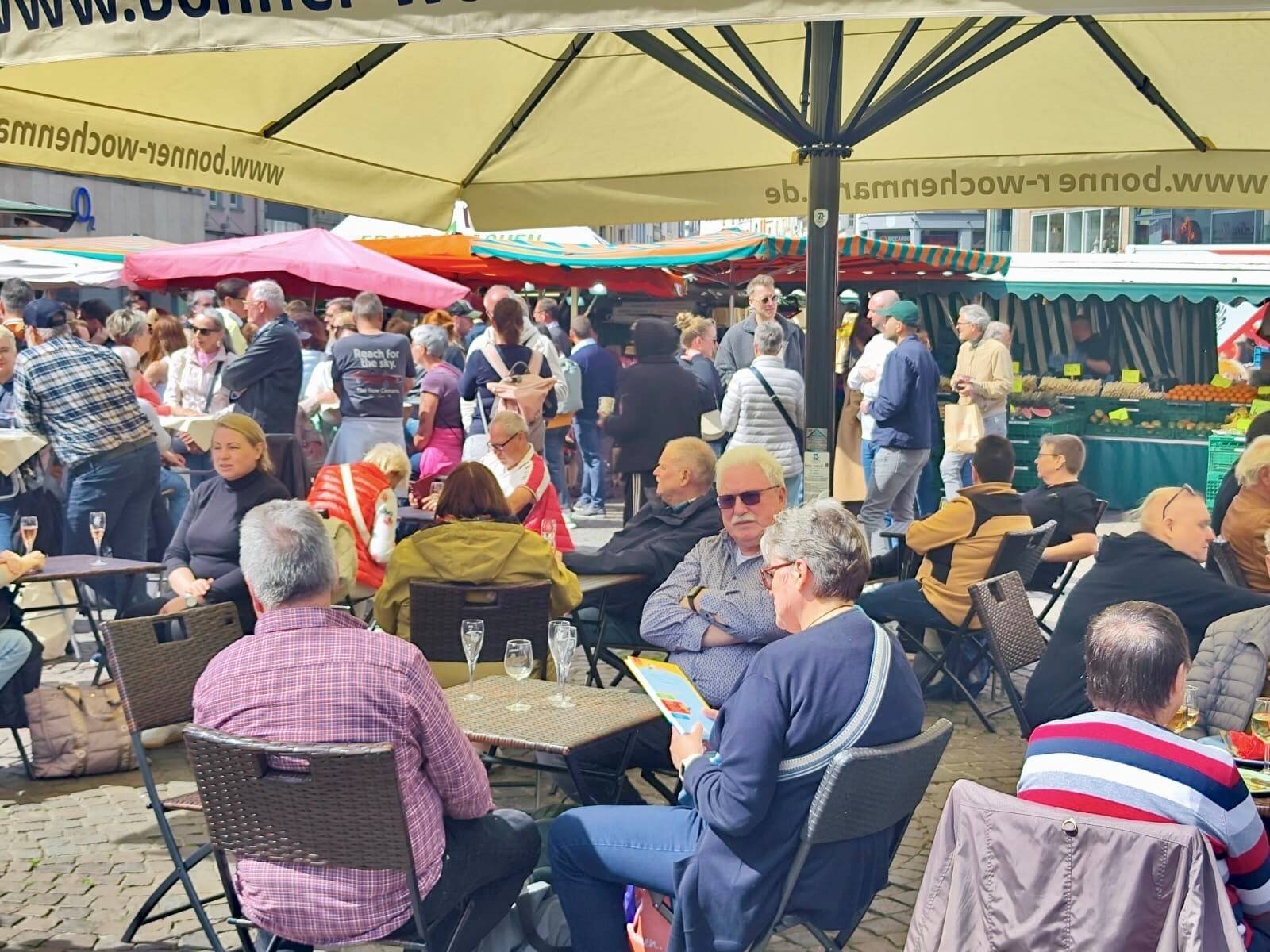 Markttreff mit Wohlfühlfaktor: Einweihungsfeier der neuen Verweilzone mit Oberbürgermeisterin, Glücksrad und vielen Gewinnen