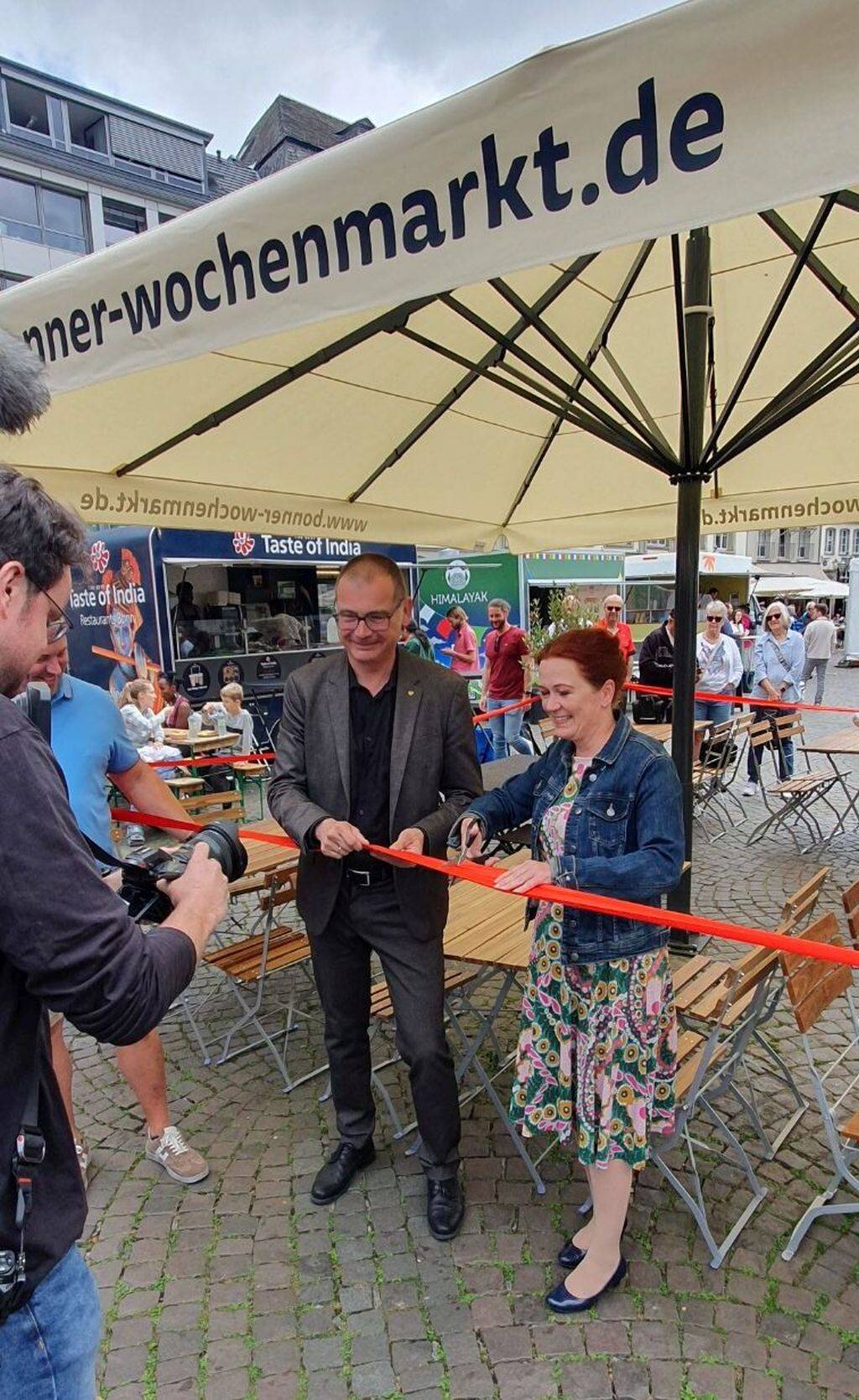 Gelungener Auftakt für mehr Marktkultur: Eröffnungsfeier der neuen Verweilzone begeistert Besucherinnen und Besucher des Bonner Wochenmarkts