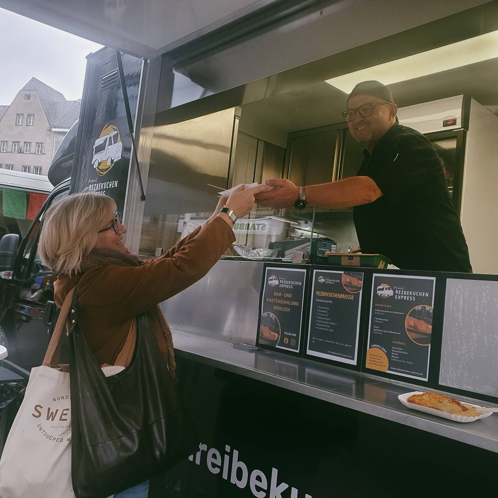 Knusprig, schnell und lecker: Franz' Reibekuchen Express startet auf dem Bonner Wochenmarkt 