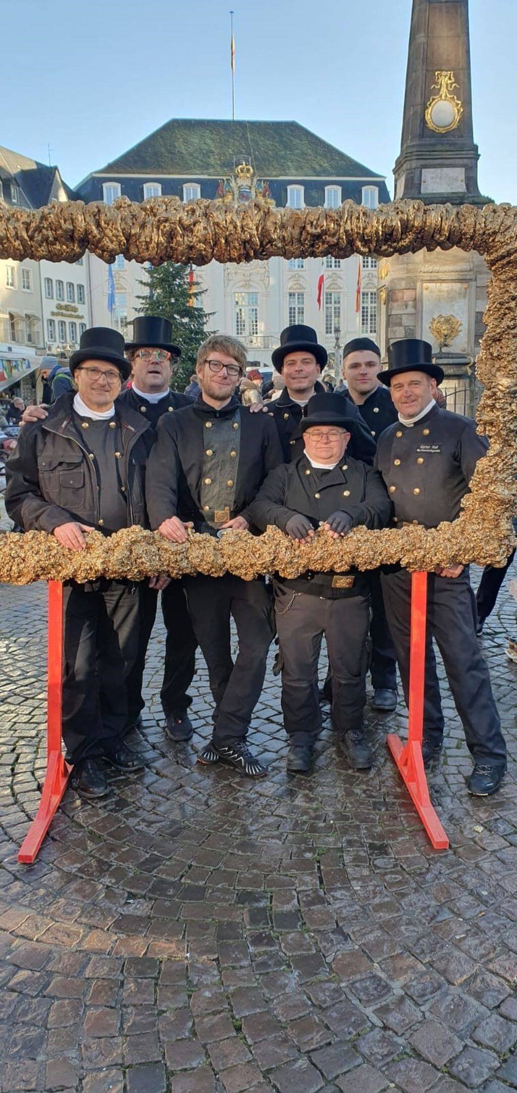 Schornsteinfeger verteilen Glück auf dem Bonner Wochenmarkt
