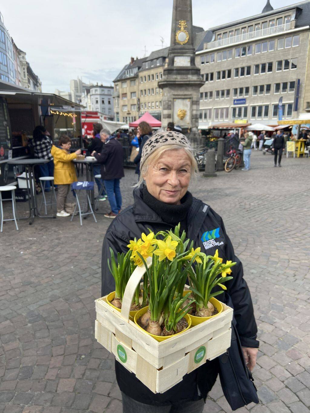 Bonner Wochenmarkt verschenkt Osterglocken Marktgäste