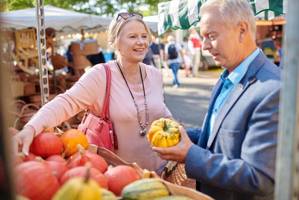 „Glück geht durch den Magen“ – Pflegedienst informiert auf dem Wochenmarkt in Frechen-Königsdorf