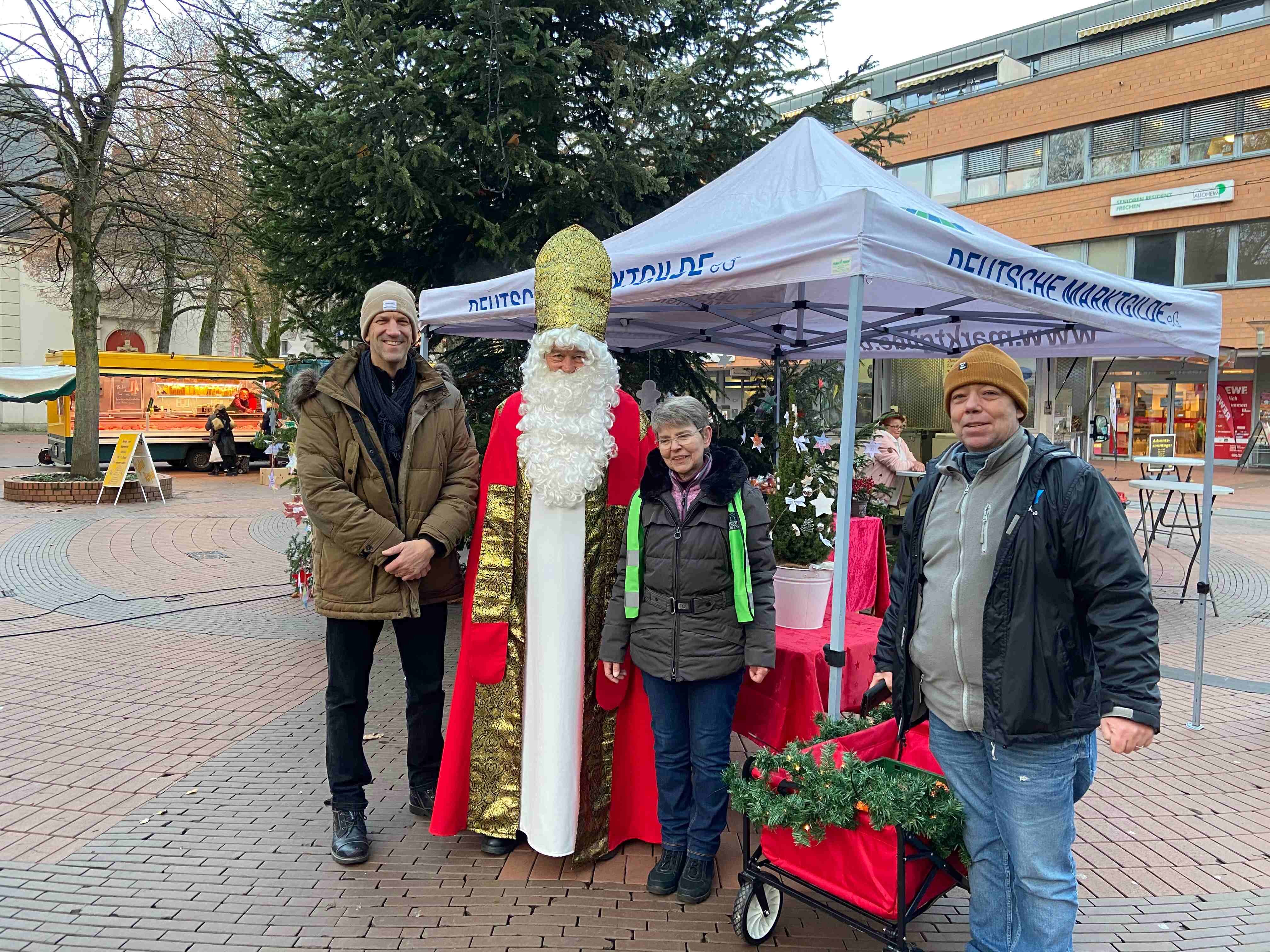 Der Nikolaus verteilt Leckereien auf dem Frechener Wochenmarkt