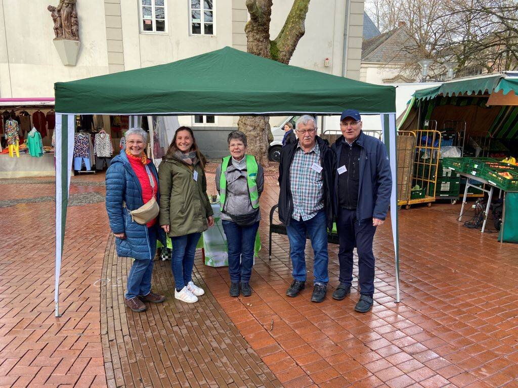 Hospiz Frechen informiert auf dem Wochenmarkt