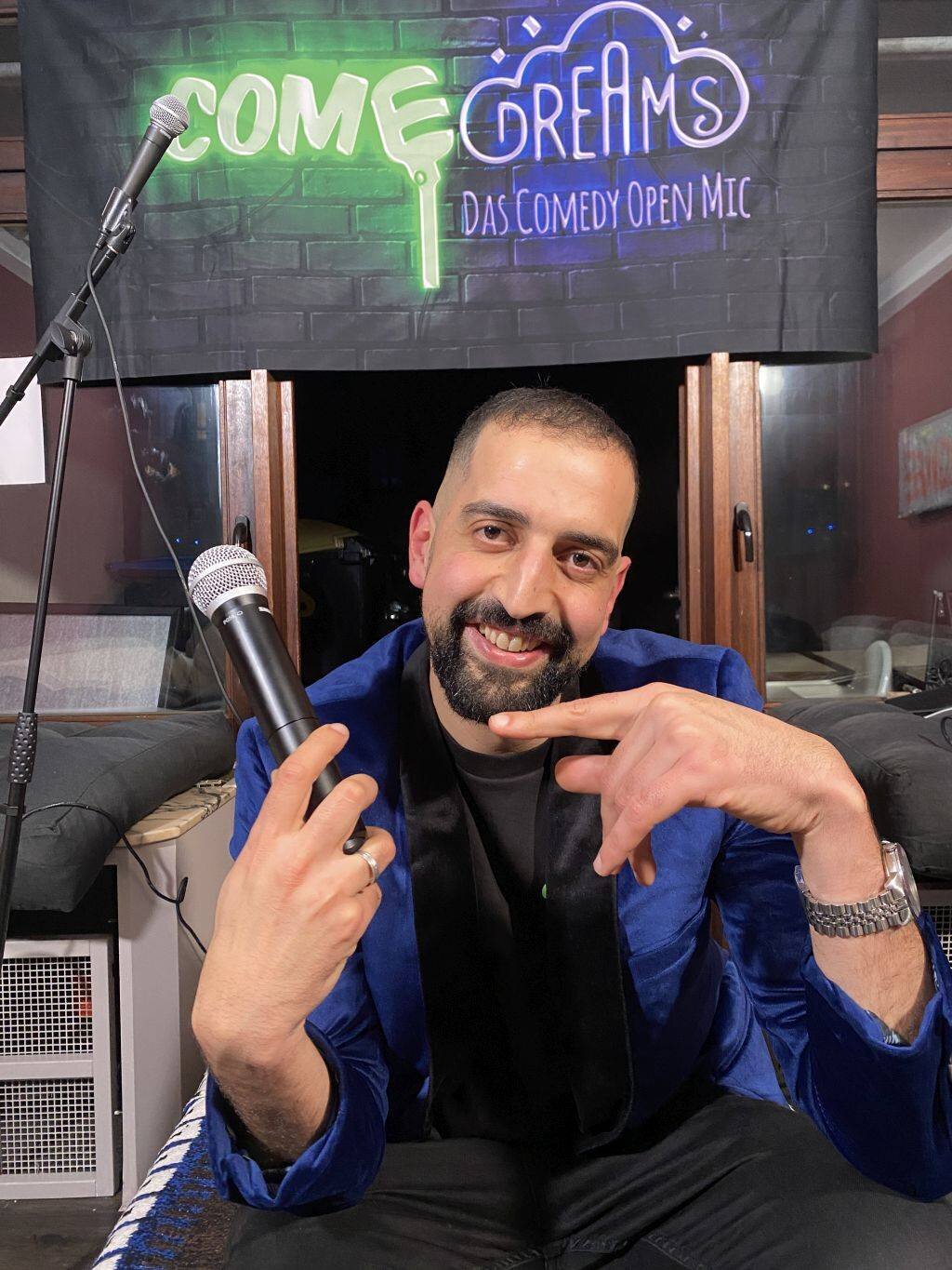 Comedy trifft Wochenmarkt: Mohamed El Boujaddaini bringt Humor nach Frechen-Mitte