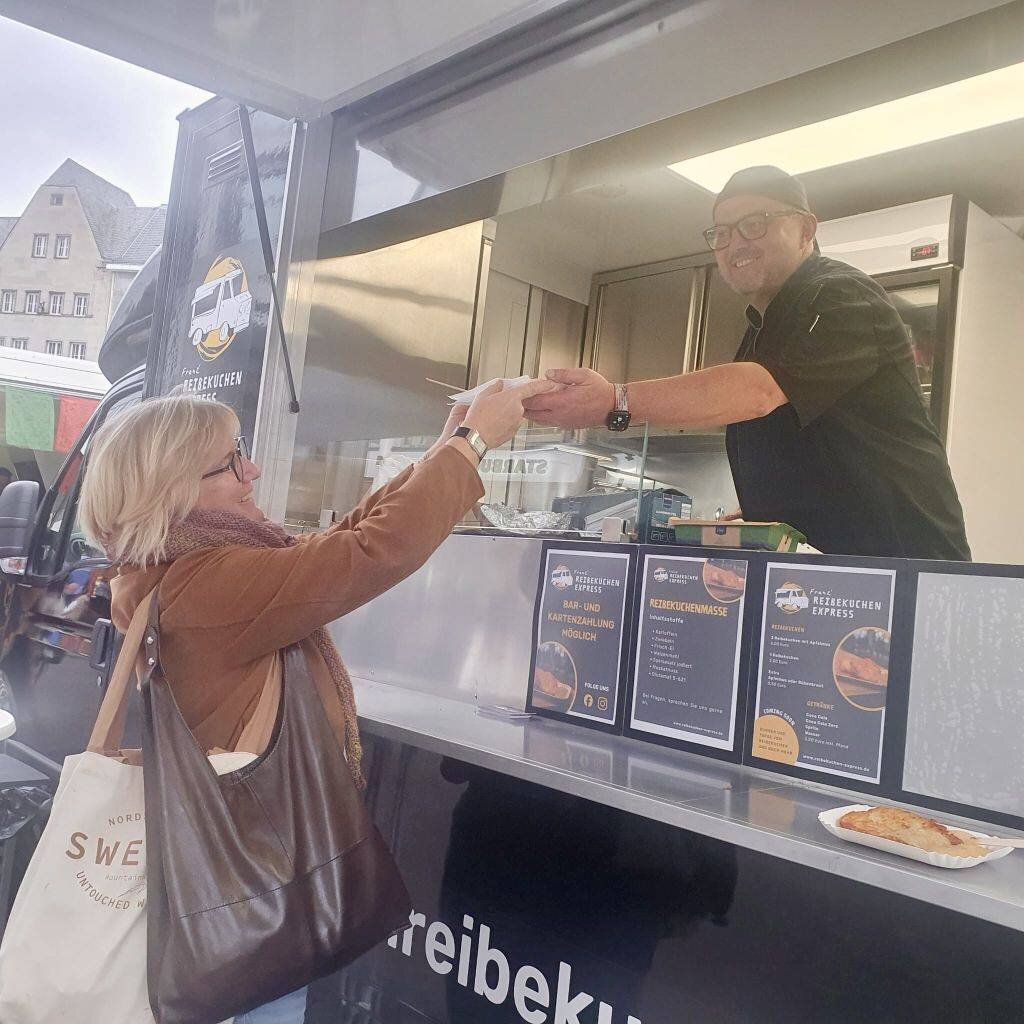 Franz’ Reibekuchen Express startet auf dem Wochenmarkt in Frechen