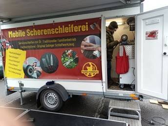 Mobile Scherenschleiferei auf dem Wochenmarkt in Opladen