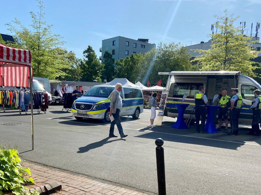 Polizei berät zum Einbruchschutz auf dem Schlebuscher Wochenmarkt