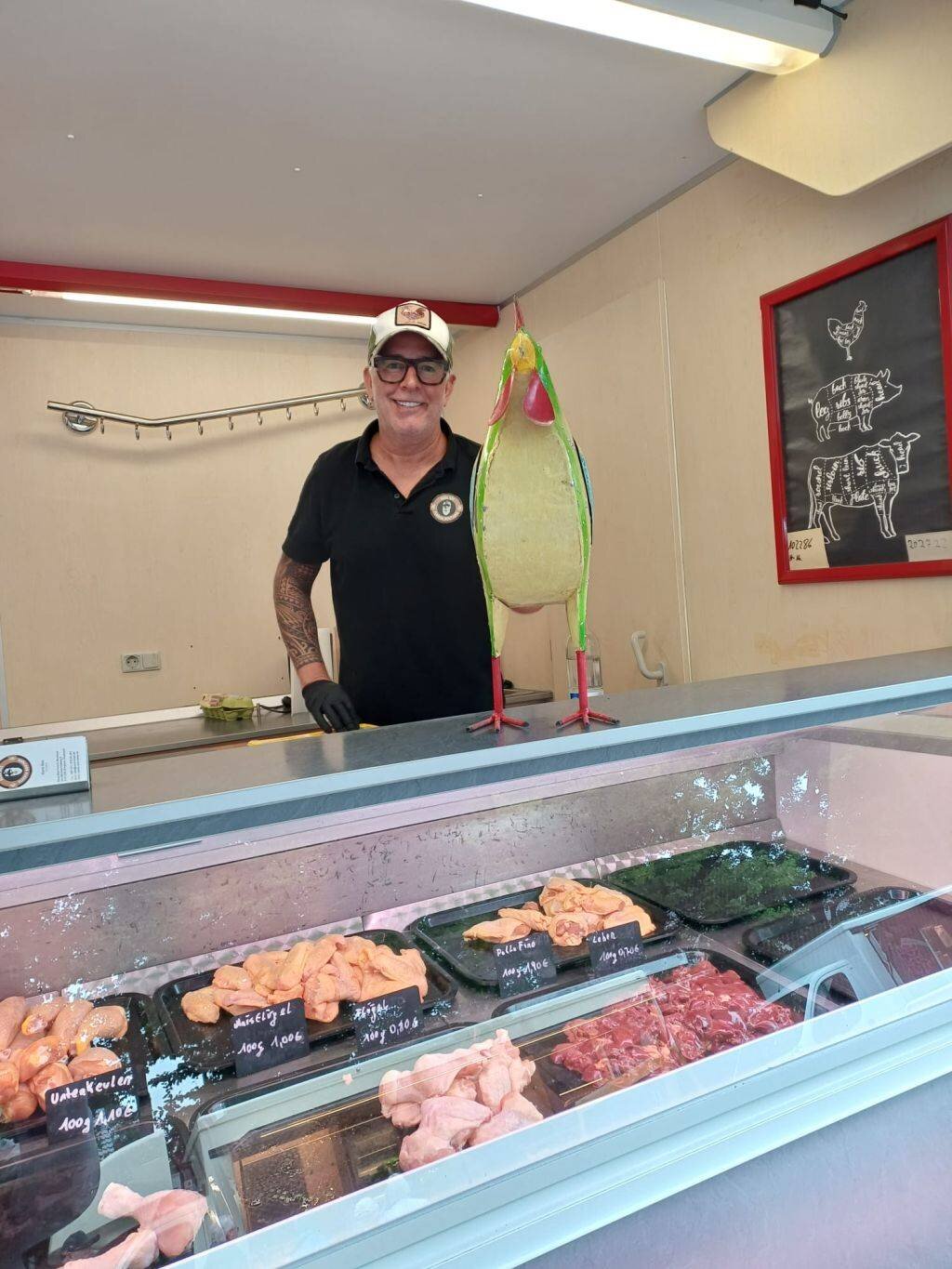 Neuer Geflügelhändler auf dem Wochenmarkt in Leverkusen-Schlebusch: René Bös bringt frisches Geflügel aus artgerechter Haltung auf den Samstagsmarkt