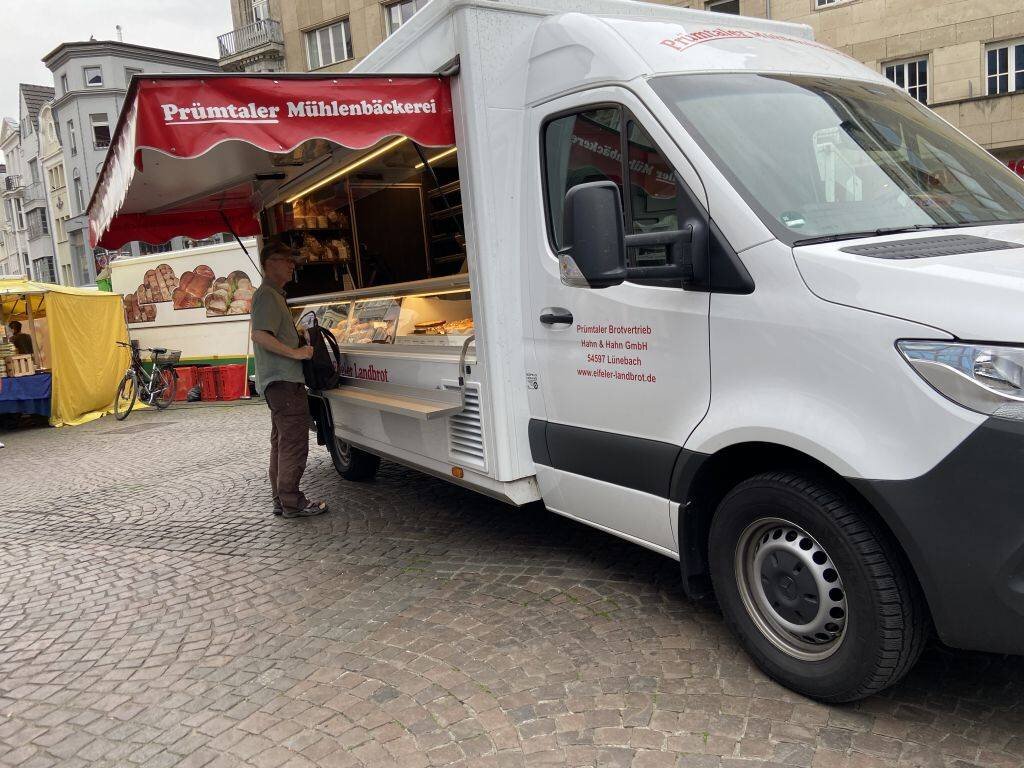 Frischer Genuss auf dem Mülheimer Wochenmarkt: Prümtaler Mühlenbäckerei bereichert das Marktangebot mit handwerklicher Backkunst 