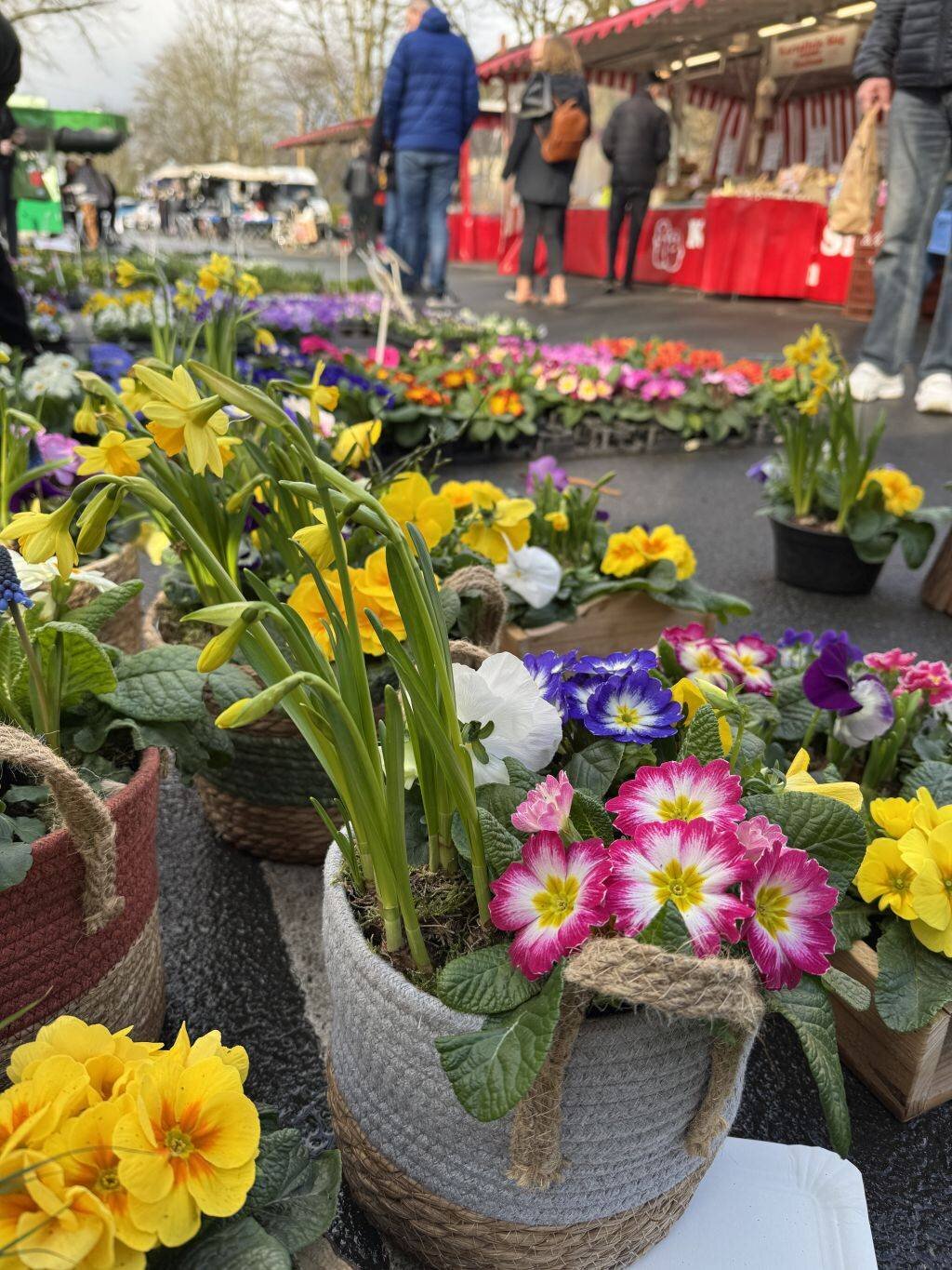 Frühlingsaktion auf dem Wochenmarkt in Monheim: Kleine Überraschungen für die Marktgäste