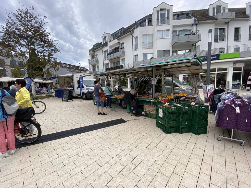 Polizei informiert auf dem Wochenmarkt in Rösrath über Einbruchschutz